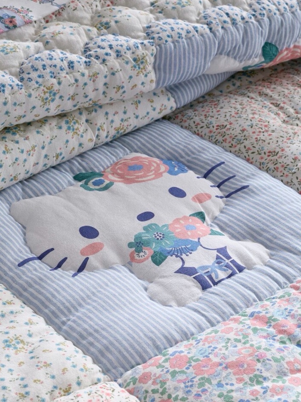 Pottery Barn Teen Hello Kitty Chambray Patchwork Quilt Queen NEW in Package - Picture 2 of 5